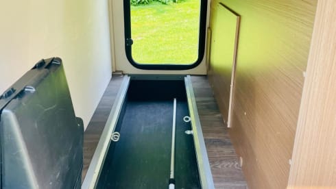 Comfort 5.9 – Carado Semi-Integral 2-4 persons Compact