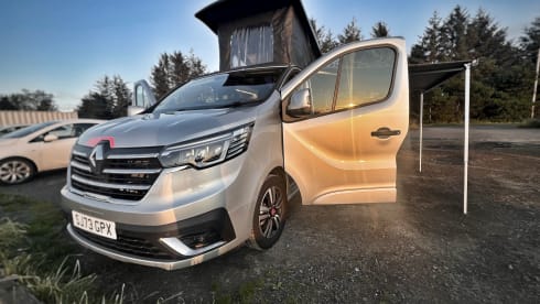 Van Damme – Renault traffic LWB luxury campervan ( 2 adults & pet friendly  )