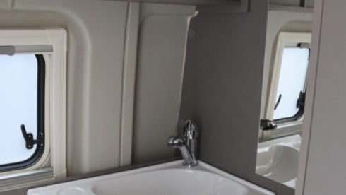 01 Buscamper LMC – 4p LMC bus from 2025