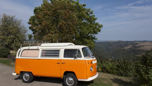 Maxima – A moment back in time with a Volkswagen T2 - Completely restored!