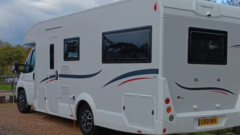 Auto-Home – 5 berth Roller Team semi-integrated from 2021