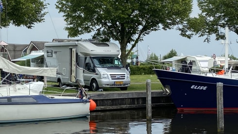 Very spacious LMC Camper with fully automatic hydraulics level system