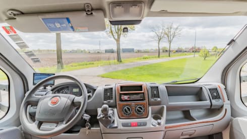 Neat 3-person camper, XXL garage, reversing camera, air conditioning