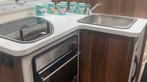 Ourbee – Luxury 6 berth Roller 707 Motorhome ***INSURANCE INCLUDED***