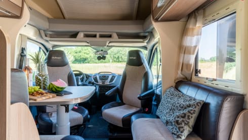 Challenger! – Spacious, modern and luxurious camper with 4 fixed sleeping places - XL garage