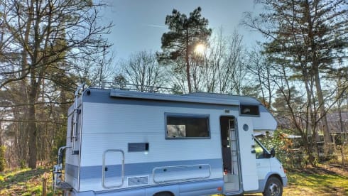 Atmospheric 5-person camper including bedding