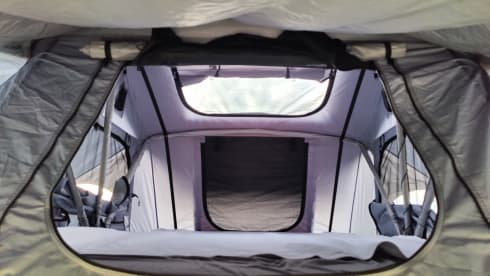 Toto – Micro Camper mit Dachzelt und Küchenbox