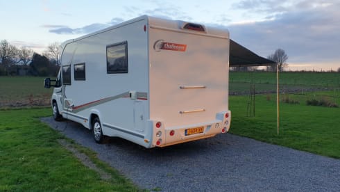 Very luxurious, spacious and comfortable camper with Queen size bed, super complete!