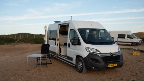 Zonnewijzer – Winter-Proof Off-Grid Campervan with Solar, Nespresso, Oven and more!