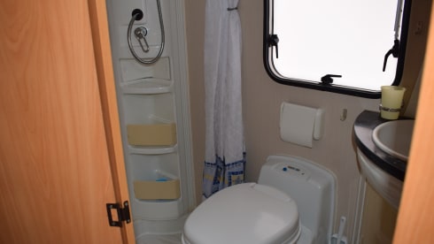 Ford Benimar  – Comfortabele familiecamper met 6 slaapplaatsen compleet ingericht
