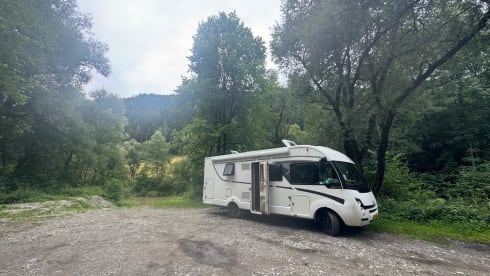 Premium integrated 5-person camper with bunk and lifting bed