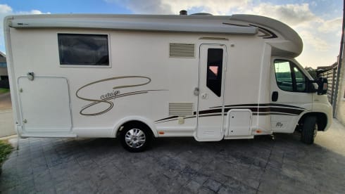 Start your freedom – Spacious MC Louis Sovereign 80 Semi-Integral