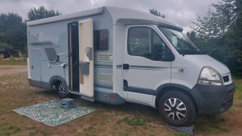 Comfortable Knaus semi-integrated