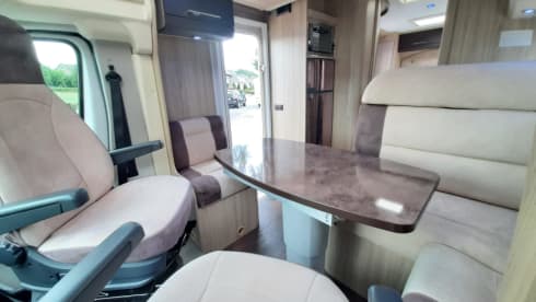 CI X-TIL – Very luxurious 4 person camper with queen bed and pull-down bed, lots of storage space