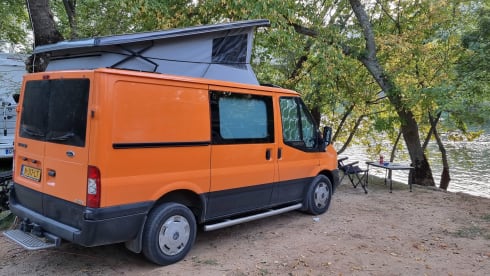 4p Ford campervan uit 2009