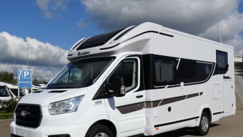 Location de camping-car semi-intégré de luxe Benimar – automatique – 5 places – 2026