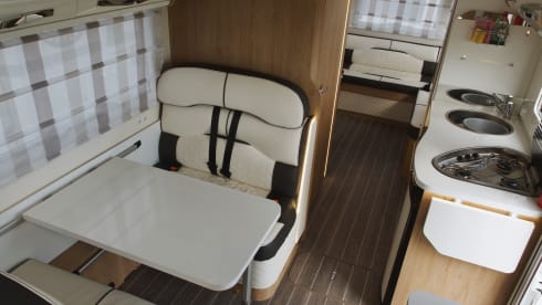 AutoRoller 747 – Luxury 6 Berth Motorhome