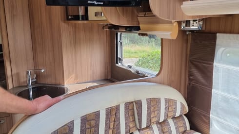 Fully equipped neat Pilote camper semi-integrated