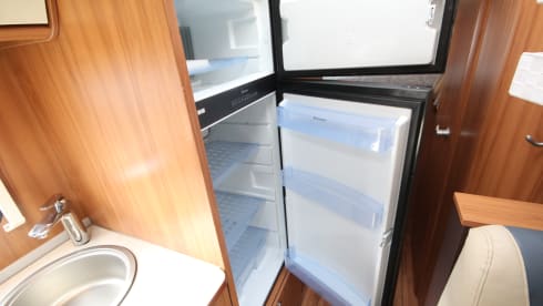 Zeer LUXE 6 pers. Camper met Airco en XL Garage BJ 2013