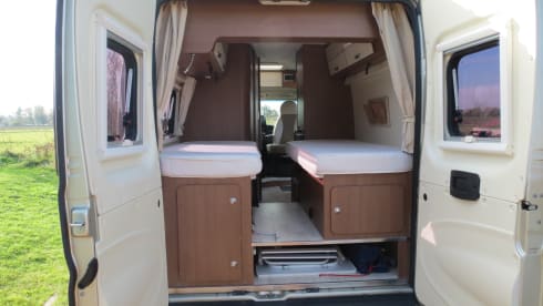 Rolmaatje – Beautiful Roller Team Livingstone bus camper (2.5p) for rent