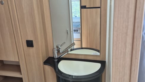 Dethleff camper met inventaris – Dethleff Globe 4 semi-integrated 4 persons