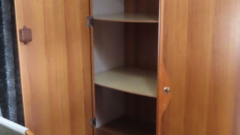 De Roze Olifant – Spacious family camper - 7p Ford alcove from 1998 