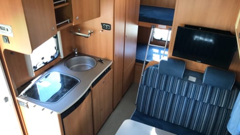 Complete & Compact 6-person camper with bunk bed (Luxury)