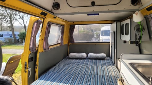 CHICO – cozy, neat, canary yellow oldtimer VW T3 for rent!