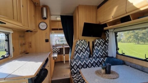 Lovely and practical Dethleffs camper for 2 to 5 people. 