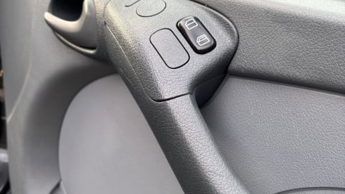 Bennie Benz – 2p Mercedes-Benz campervan uit 2003