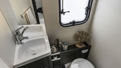 Roller Team 685 model with 2 cabins  – 2022 5 Sleeper/5 belts / Manuel 