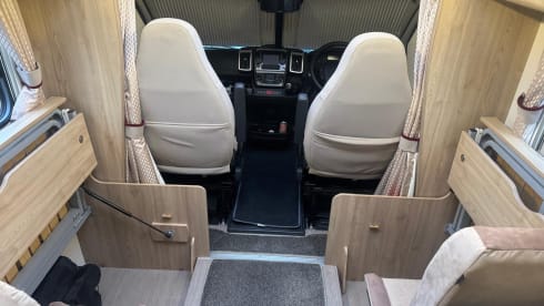 Cezar&Cleo – Eldis Majestic 185 , 4 Berth and 4 belt