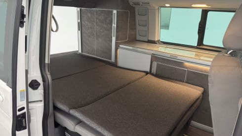 4p Volkswagen campervan uit 2023