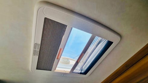 Vaiana – Comfort & Freedom: Camper with Solar, Bathroom & Heating