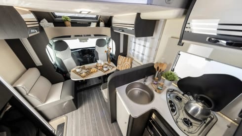 The Pyrenees – BRAND NEW 4 Berth Roller Team Zefiro 685 (2025) Automatic