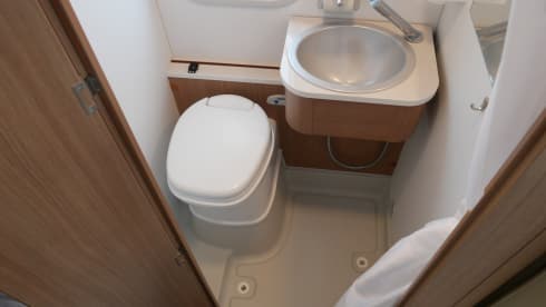 Sun Living Flexo 6.40 , 2 sleeping 4 seats, length beds, air conditioning!!