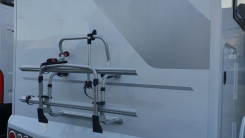 Enjoy our compact, young and luxurious camper (2021)