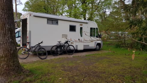 Aventura! – Spacious modern camper for family or (sports) events XL