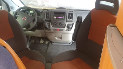 Beautiful 6 pers. + 2 * air conditioning Challenger Alcove motorhome