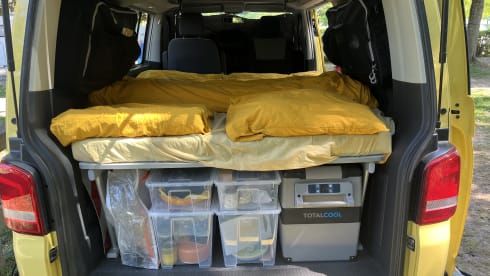 Happy Yellow Beach Camper – 4p Volkswagen bus from 2015