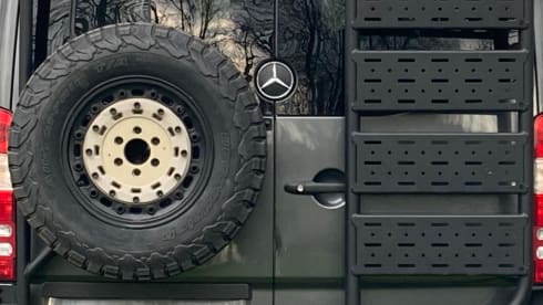 The Beast expeditie camper – 3p Mercedes-Benz bus from 2023