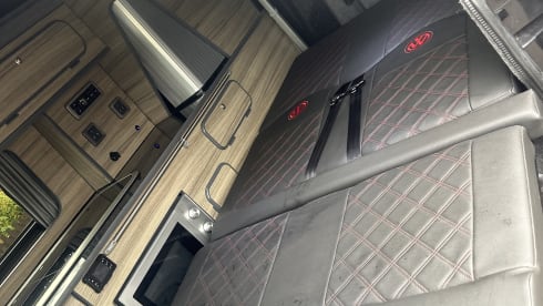 Maisie – Stylish 4berth, pet friendly, automatic VW campervan 