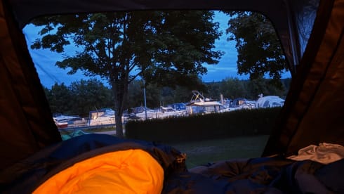 Avventuroso 4x4 con 2 tende da tetto: pronto per il campeggio selvaggio e i viaggi su strada