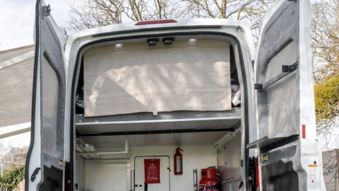 Hugo Away – Ford Transit Jumbo (Insurance included)
