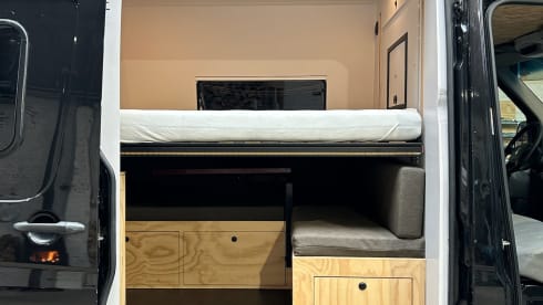 De Craftallic – 3-person camper van with lift bed