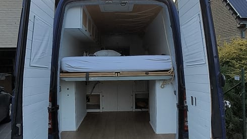Toto – 2p (+1 young child) Mercedes-Benz bus from 2008 (3 passenger seats)