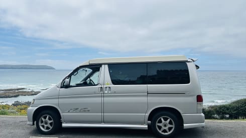 Bonnie – Mazda campervan met 3 slaapplaatsen uit 2002