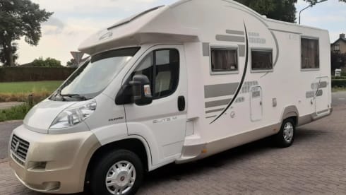 Rollerteam Orion – Hele luxe 4 persoons camper met queensbed en hefbed, veel bergruimte