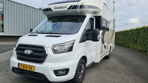 T814XB – Chausson 777GA Automatic Titanium Premium very luxurious, km free