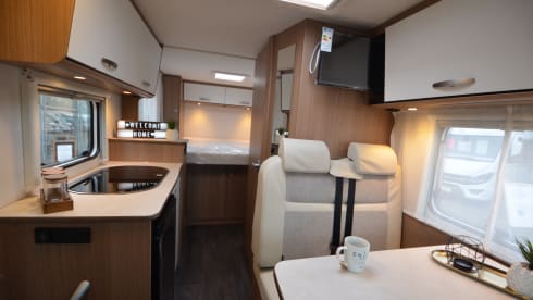 Carado V339 – Experience the freedom! (built in 2021) Compact and luxurious with all options and a queen bed 